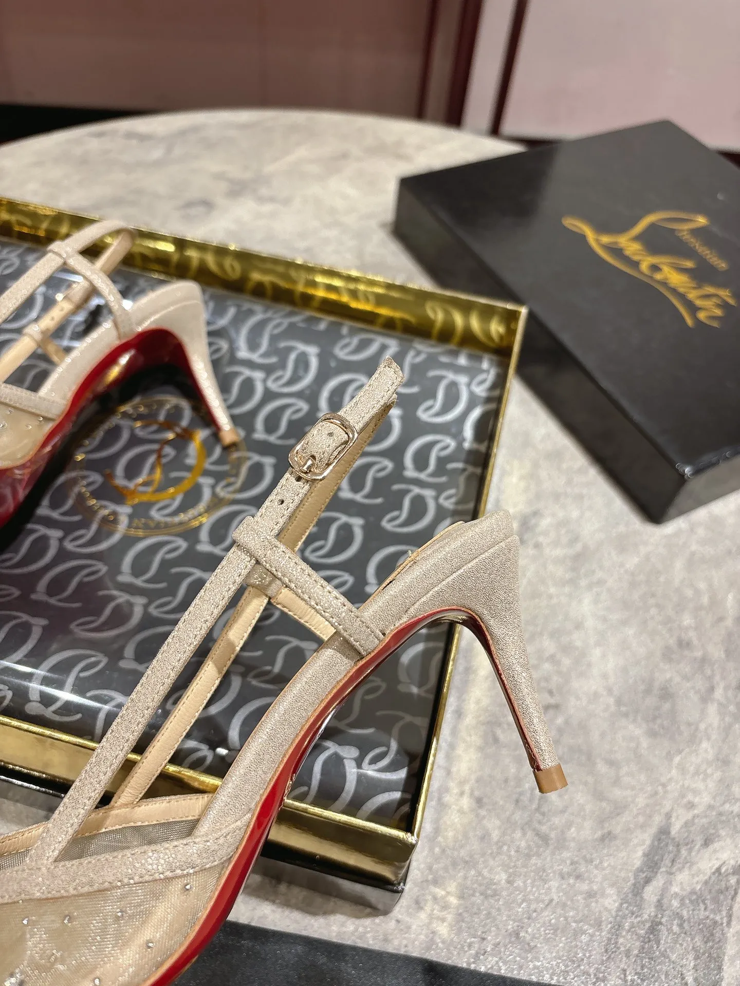 👟👟Ex-factory price 740👟👟 🆑❥∙ Mesh seam drill (single shoe)🦋✪ꫛꫀw.✔︎ This style features a slightly pointed toe made from white mesh with crystal beads and diamonds, a 65mm heel height, hand-placed crystals added to the front, and our signature Louboutin red sole with Christian Louboutin's signature and heart-shaped imprint logo on the insole. Size: 34 yards-42 yards (34.40.41.42. Customized, non-returnable and non-exchangeable‼️) Heel height: 6.5cm Color: White Apricot